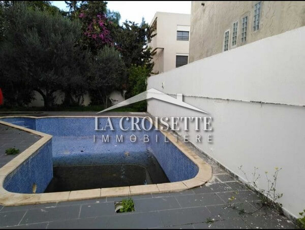 Une villa S+6 avec piscine à La Soukra